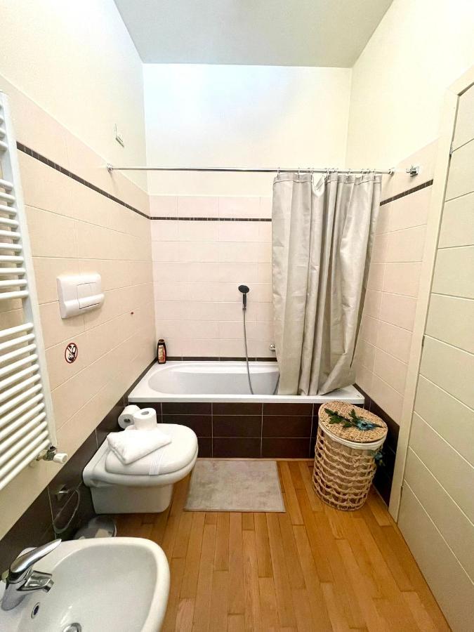 Luxury Four-Room Apartment In Monza Centro - 2 Min Walk To Train Station Exterior photo